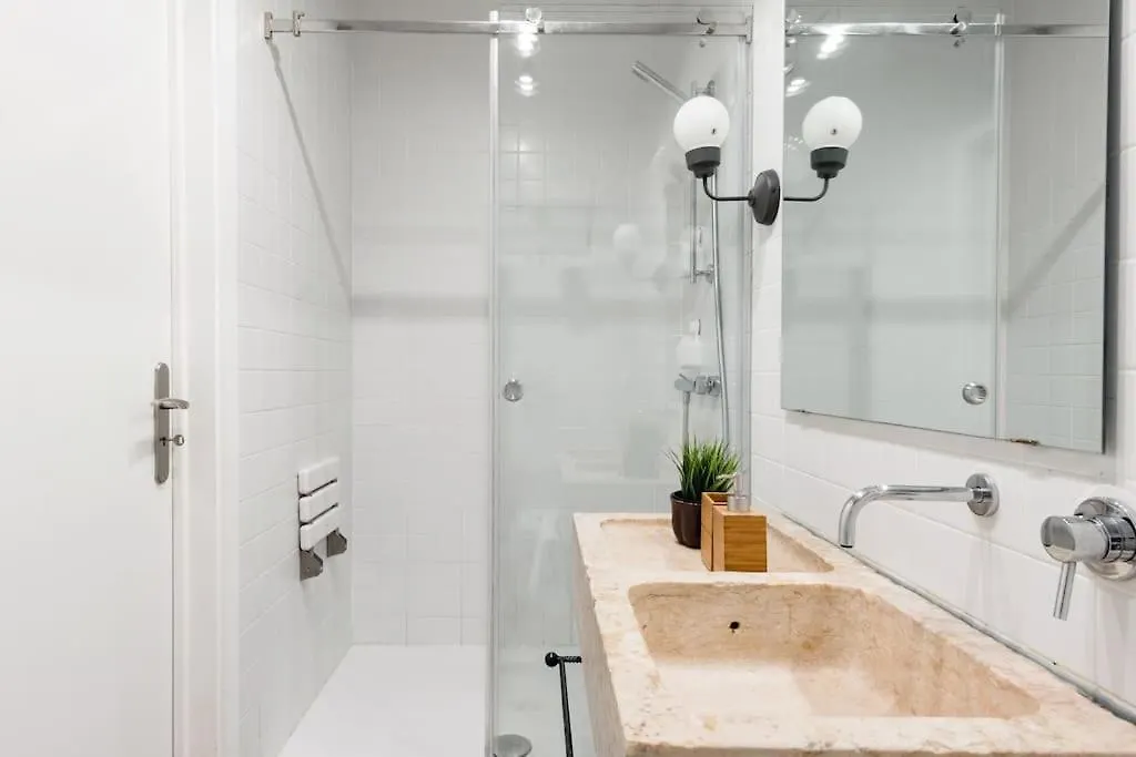 Garden Oasis Apartment With Patio 리스본 0*,  포르투갈